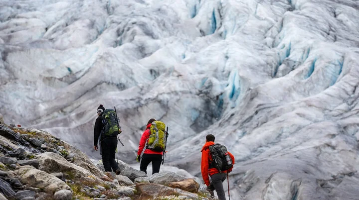 Hochtour: drei Wanderer laufen mit Rucksack über den Gepatschferner zur Rauhekopfhütte. | © DAV/Marco Kost